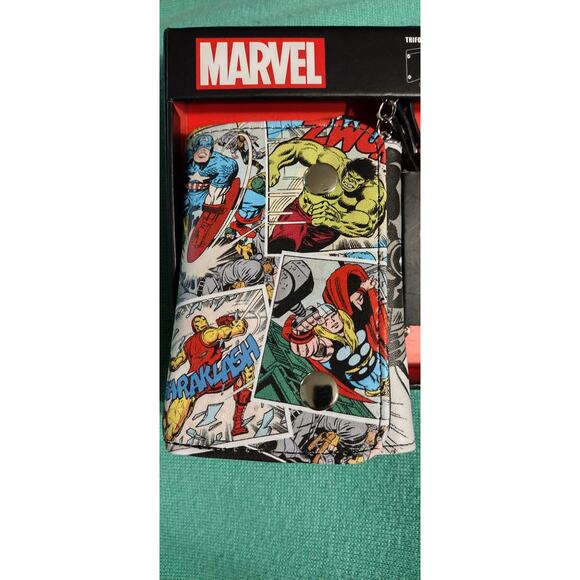 Marvel multicolor trifold chain wallet featuring Captain America The hulk - Picture 3 of 6